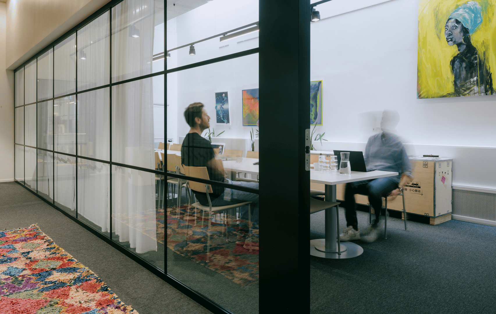 Neuvottelutilaisuus Helsingin Innovation Home Kampin modernissa kokoustilassa