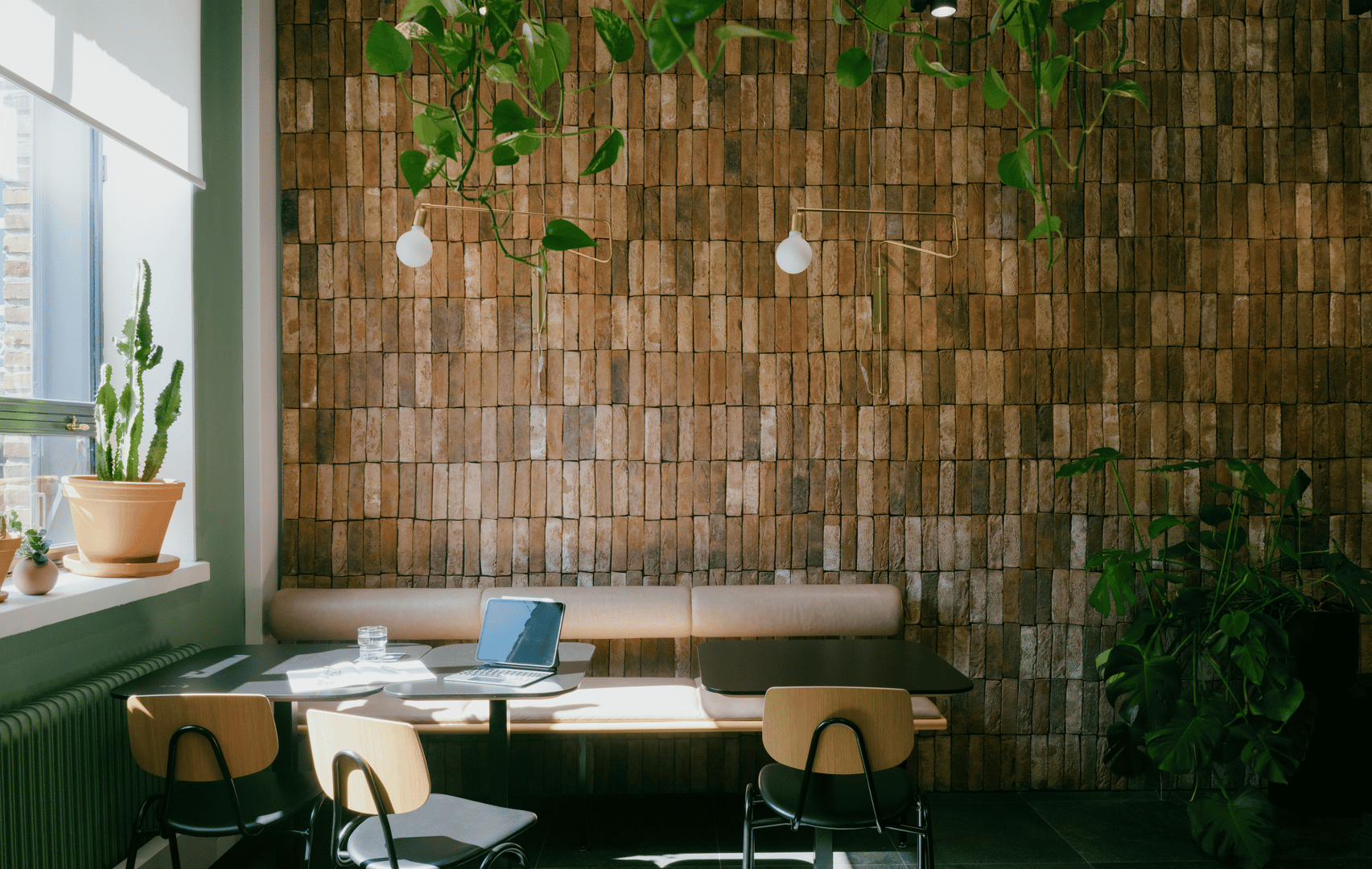 Valoisa aulakahvila ja coworking-tila Kampin toimistohotellissa Helsingissä