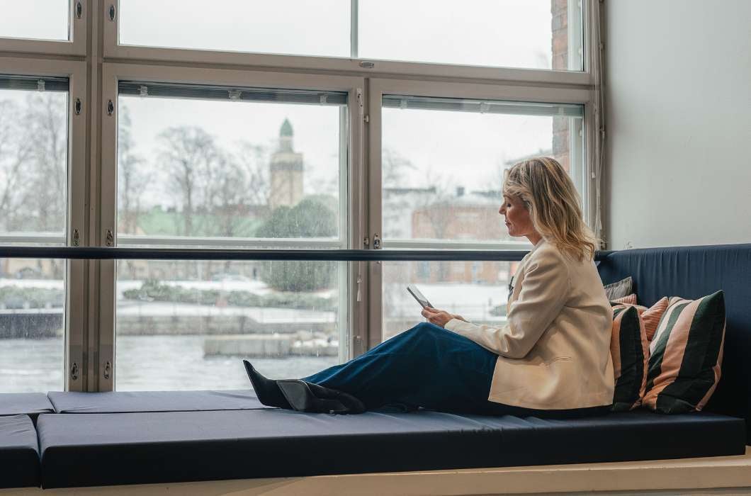 Tampereen toimistoympäristön coworking-tila Finlaysonin koskimaisemissa