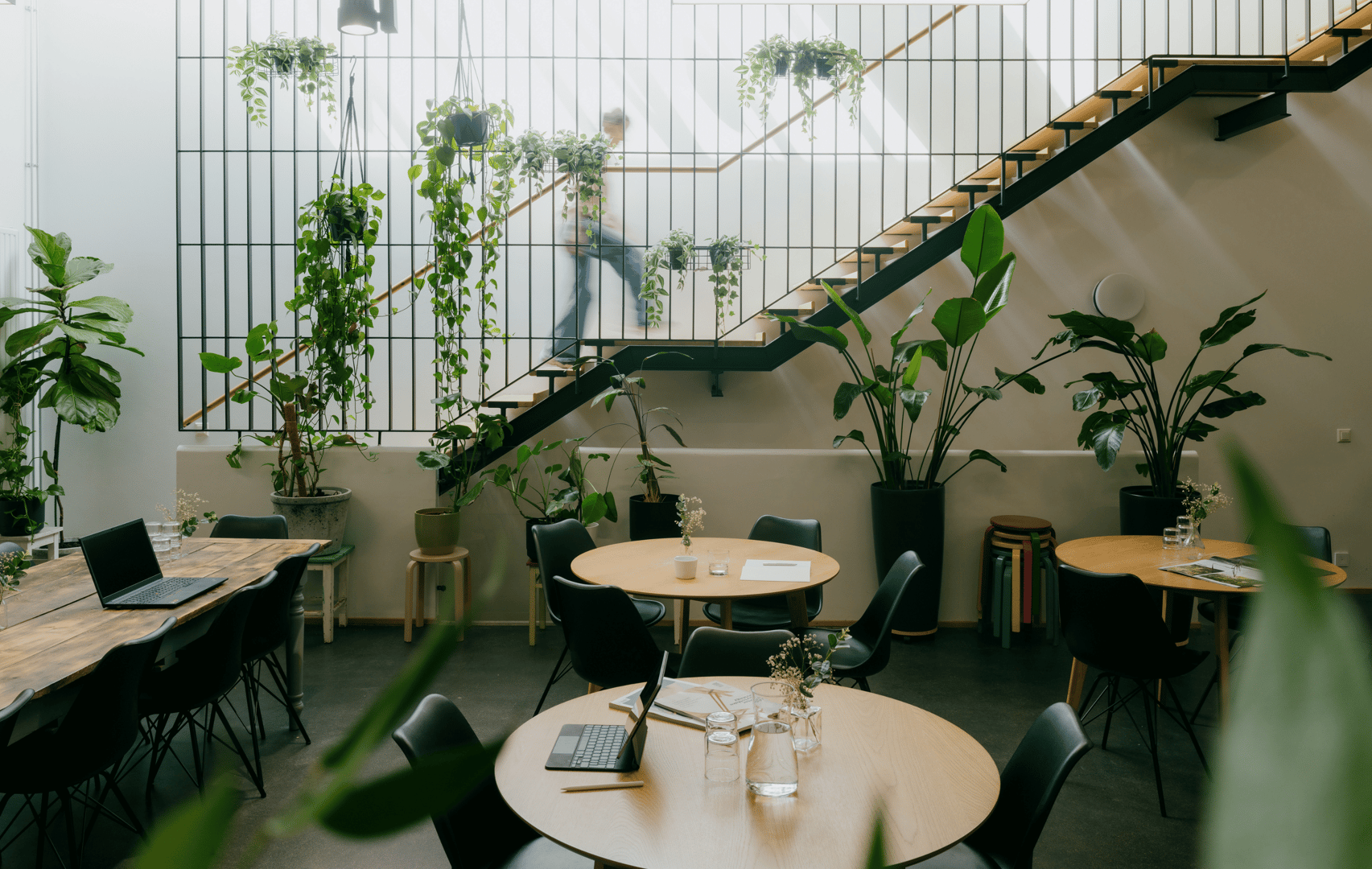 Innovation Home toimistohotellin lounasravintola ja coworking-tila Kampissa
