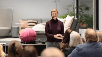 Kuva jossa puhuja puhuu yleisölle