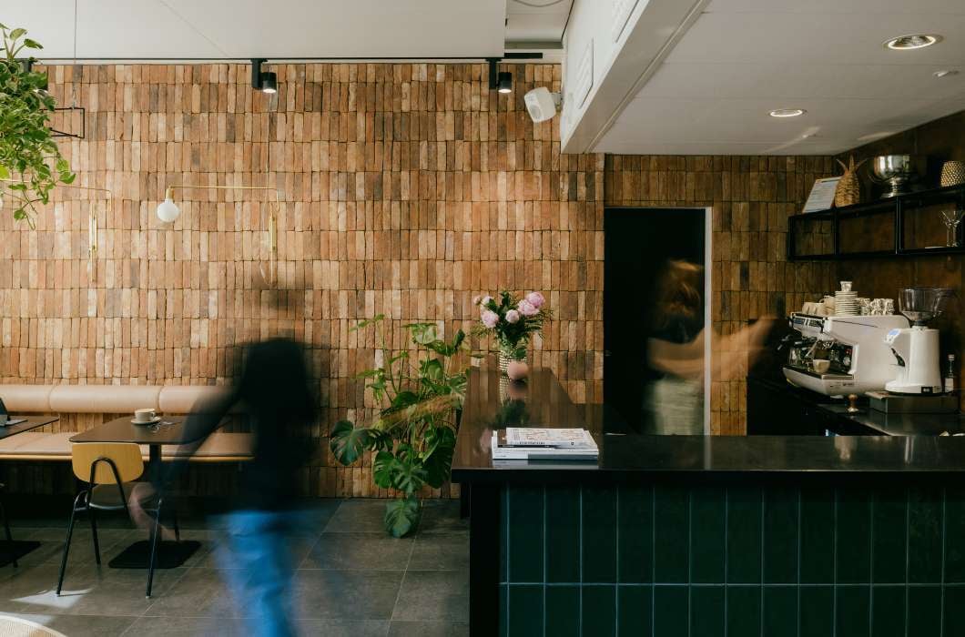 Innovation Home Kampin toimistohotellin vastaanotto ja kahvila
