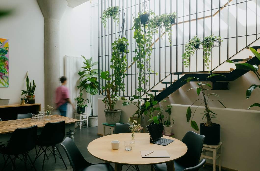 Viihtyisä lounasavintola ja coworking-tila Kampissa, Helsingissä