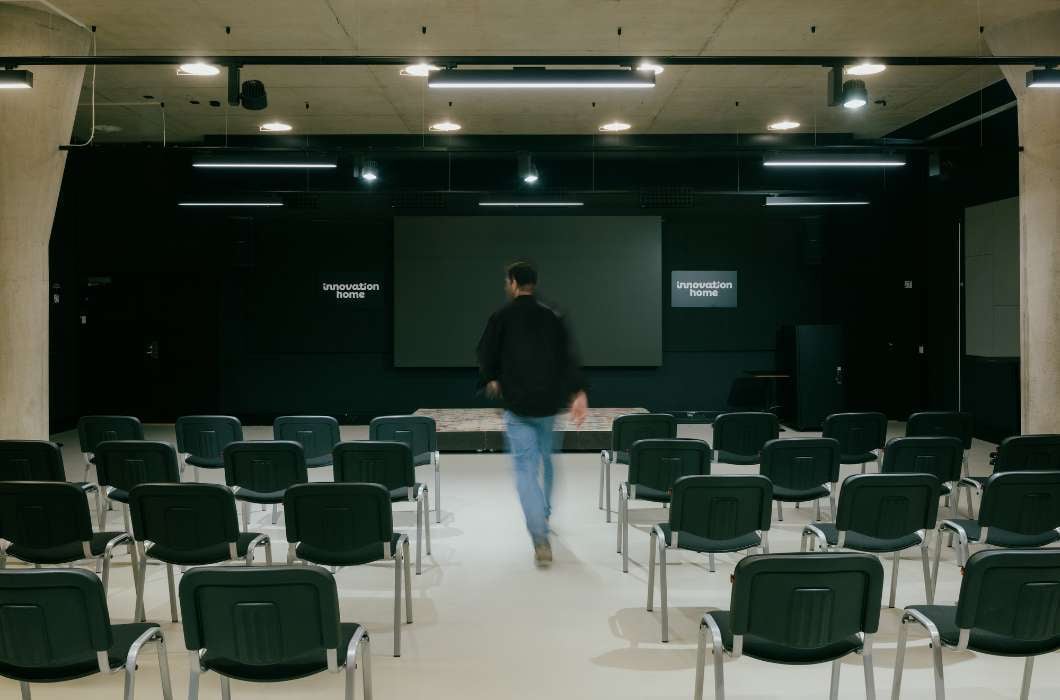 Monipuolinen Event Arena -tapahtumatila yritystapahtumille ja seminaareille