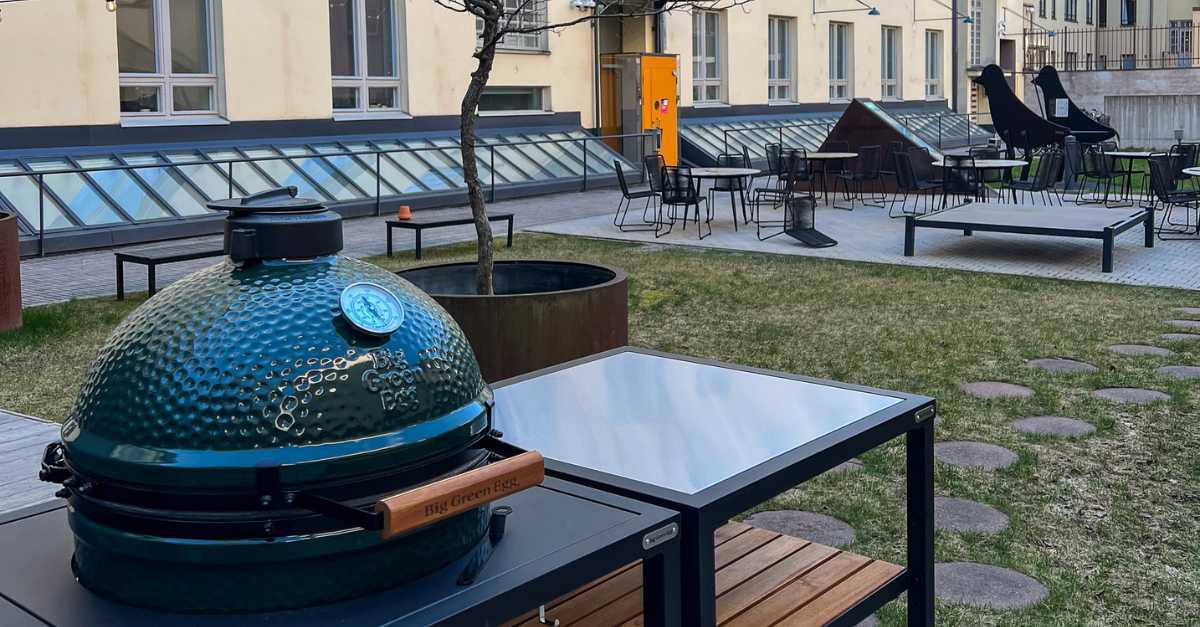 Big Green egg -grillikeittiö Kampin Rose Garden ulkotapahtumatilassa