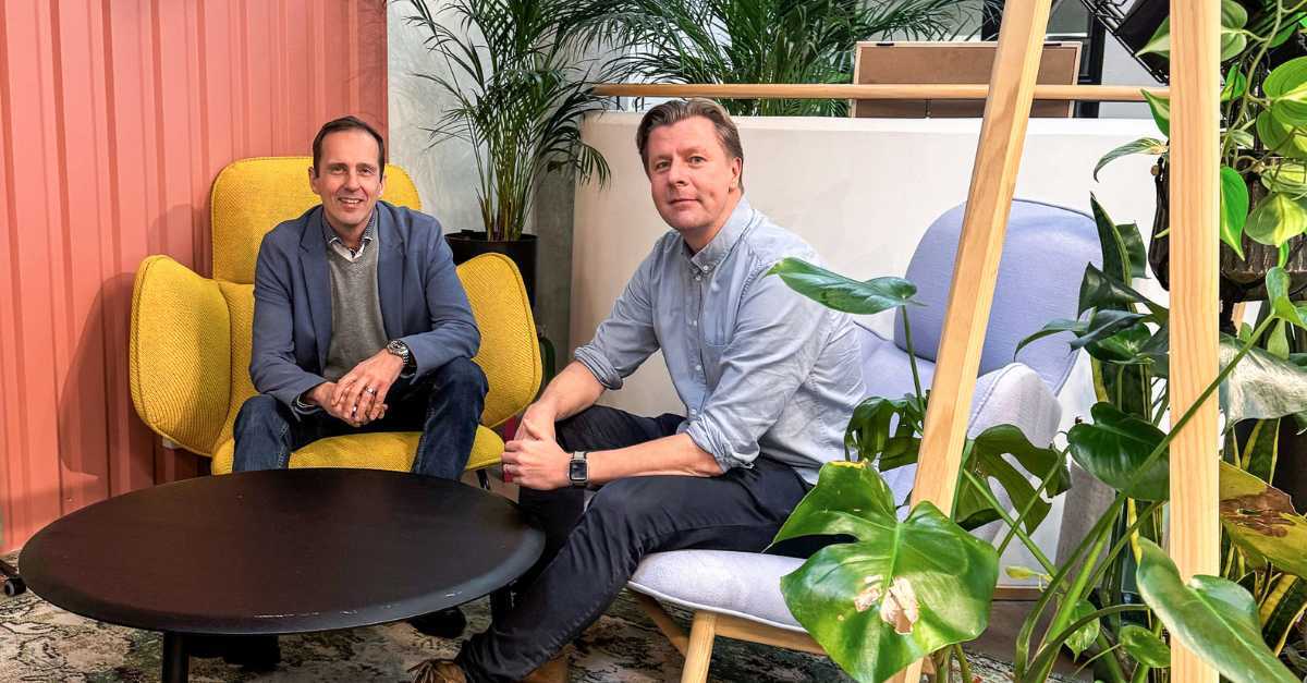 Karri Leskinen ja Henri Hietala keskustelevat yrityskulttuurista Innovation Home Kampin yhteiskäyttötiloissa.