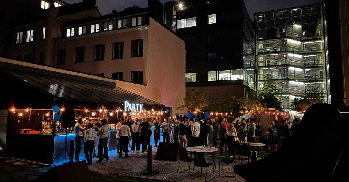 Ihmisiä kokoontuneena Innovation Homen Kampin Rose Garden -ulkotapahtuma-alueelle