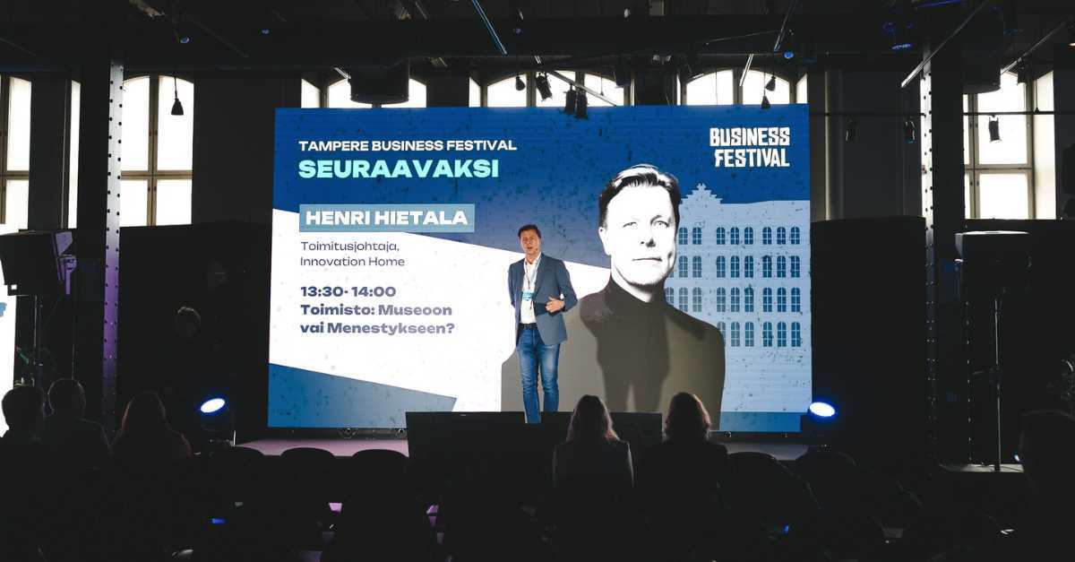 Henri Hietala puhujana Tampereen Business Festivaaleilla – aiheena toimiston merkitys yrityskulttuurin ja menestykseen.