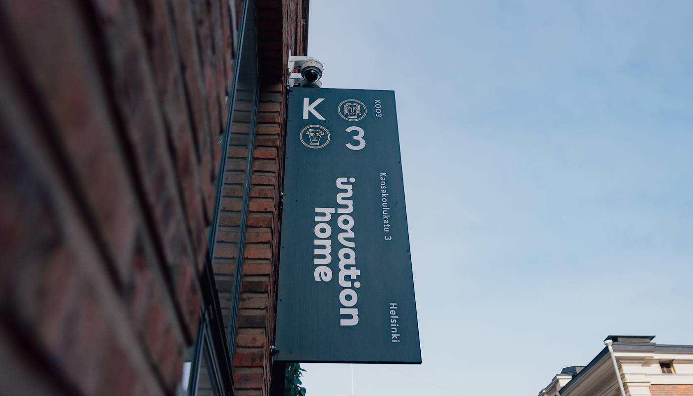 Innovation Home Kamppi -toimistohotellin logo Kansakoulukadulla Helsingissä