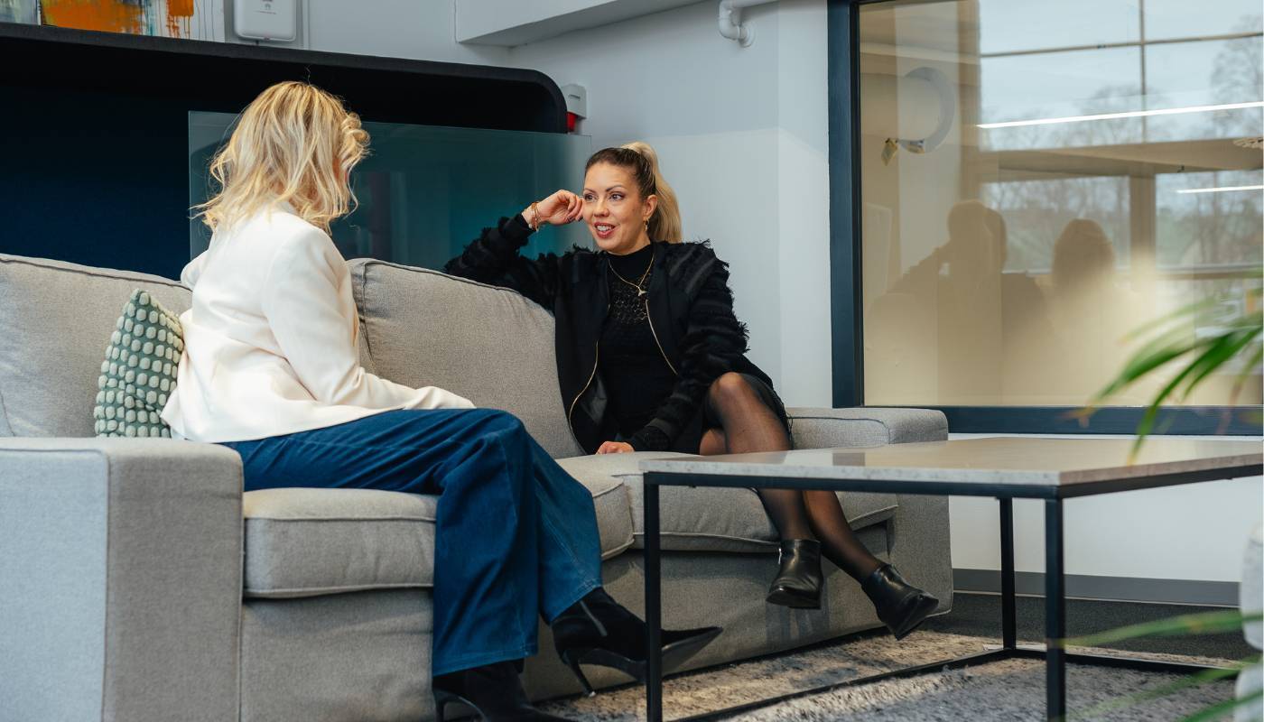 Kaksi ihmistä keskustelemassa Innovation Home Tampereen yhteisöllisessä coworking-tilassa