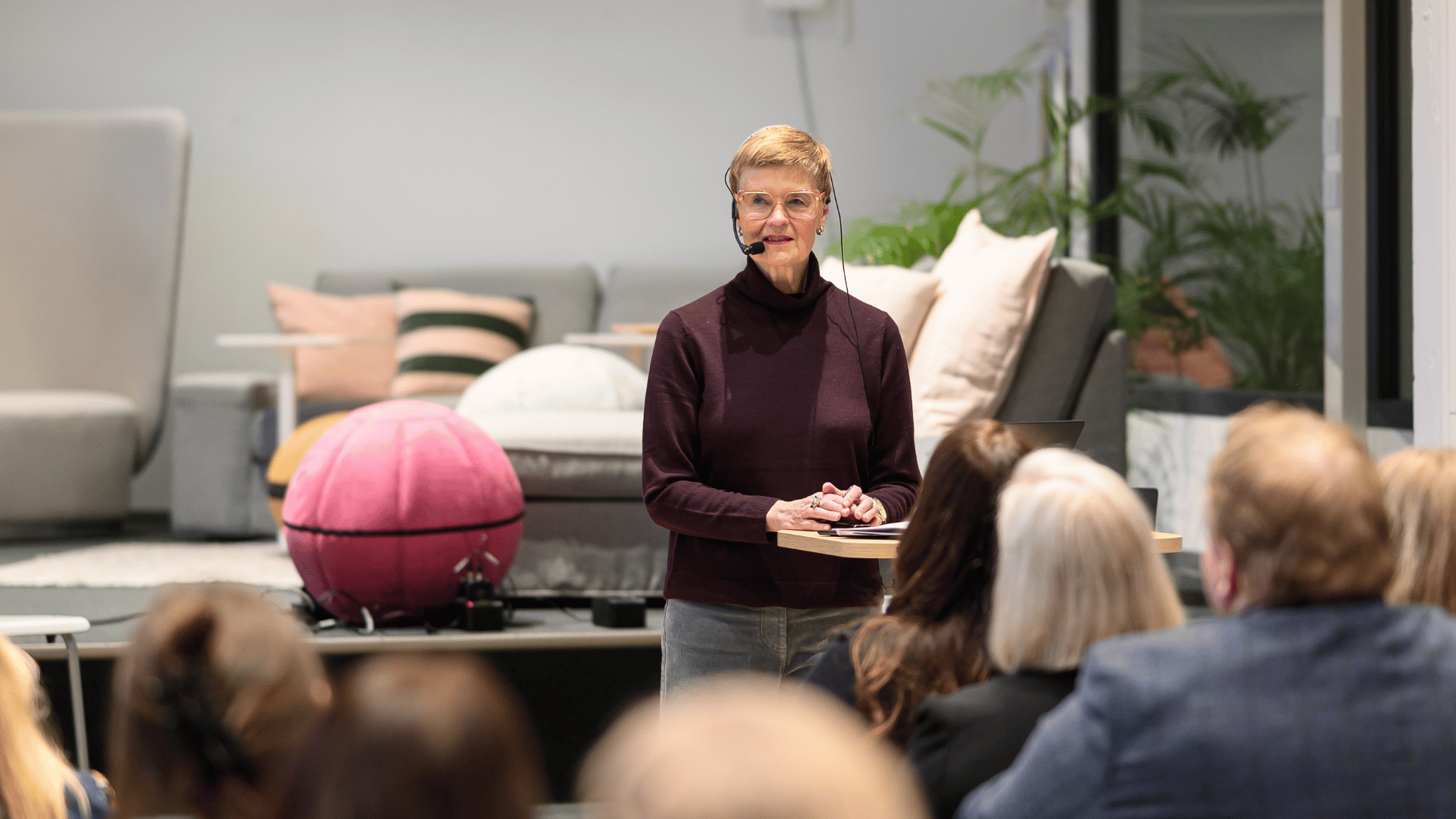 Kuva jossa puhuja puhuu yleisölle