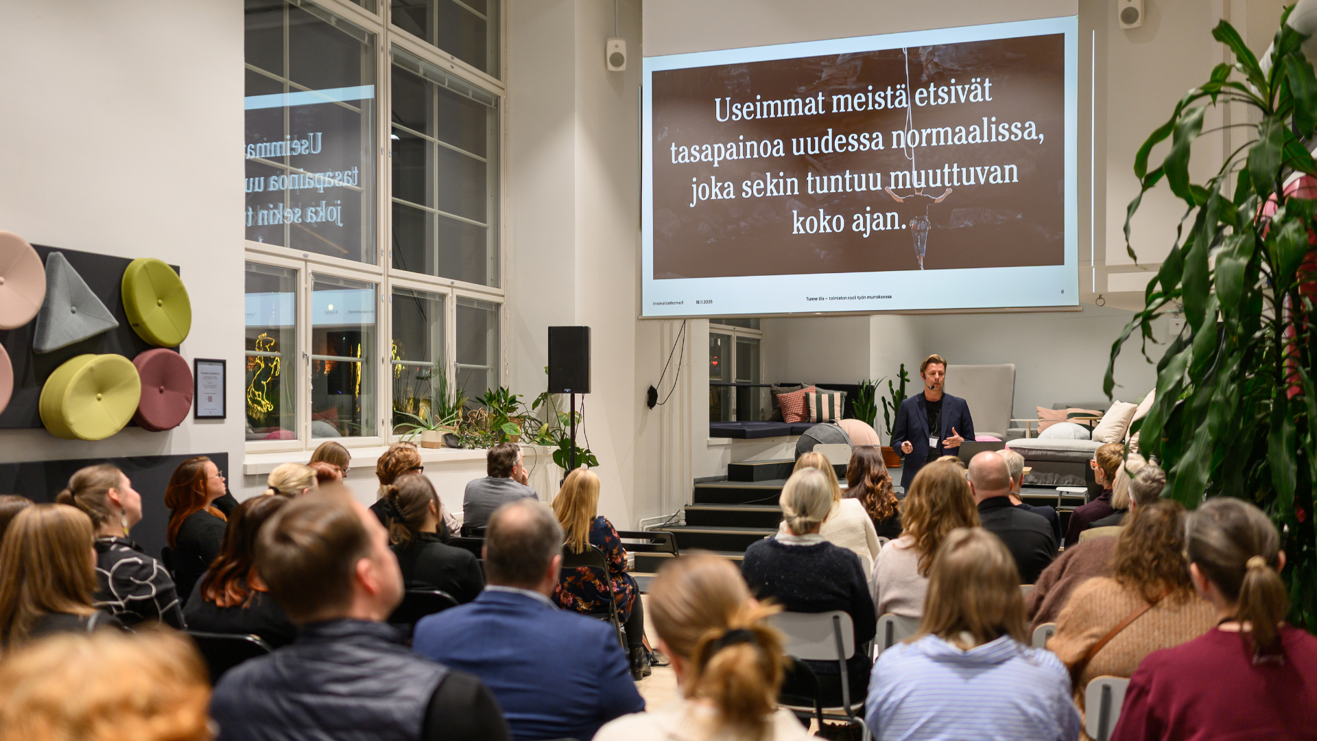 Kuva puhujasta ja yleisöstä